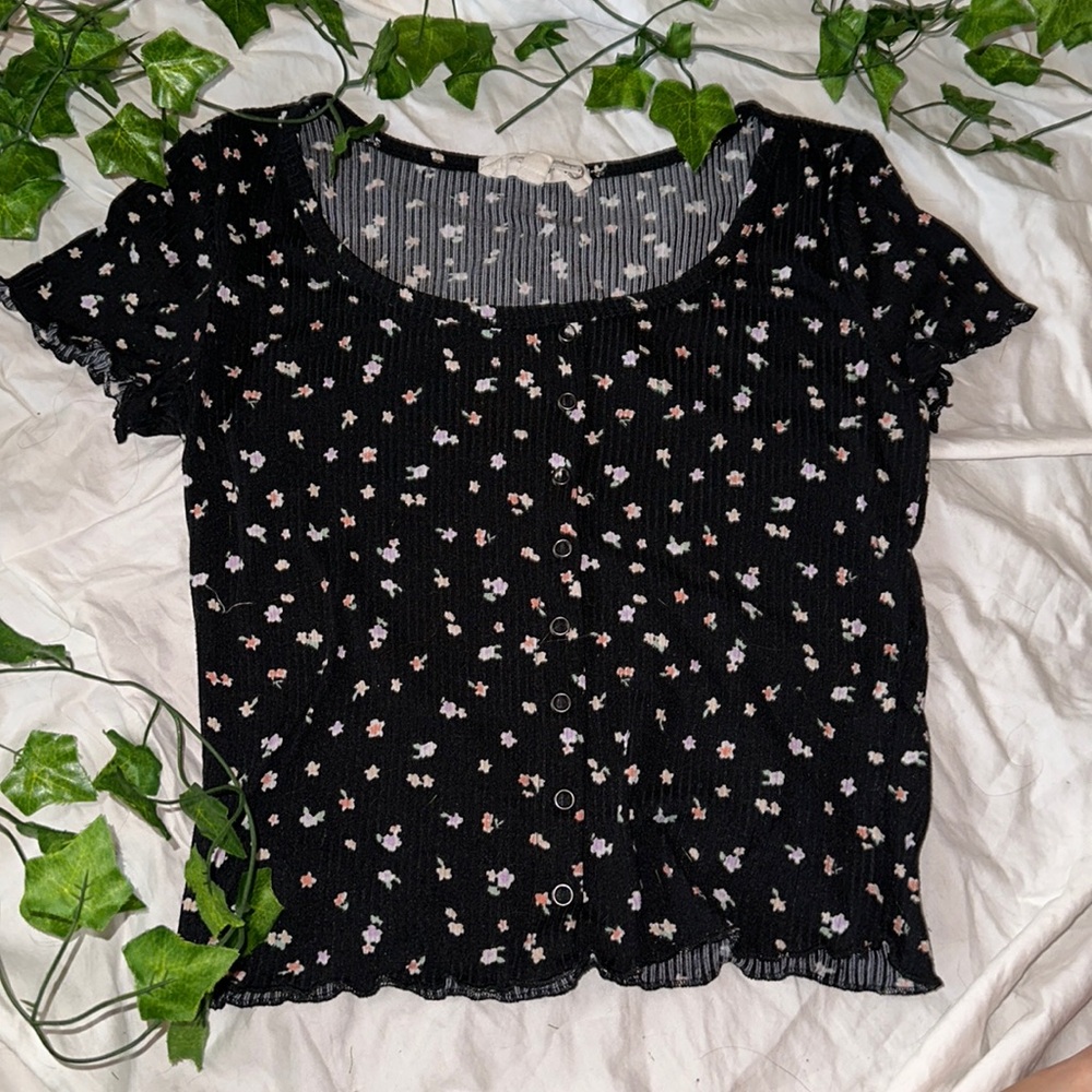 Floral top- teen/ tween   - faux snap buttons ribbed stretchy top